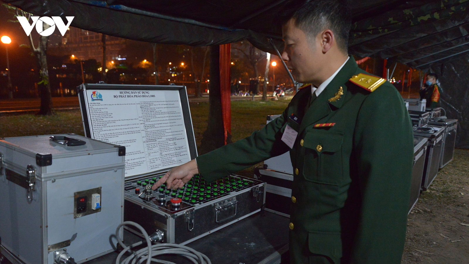 Cận cảnh trận địa pháo hoa hồ Văn Quán sử dụng thiết bị bắn hiện đại
